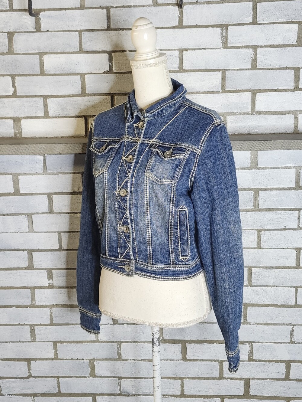 Maurices Women’s Long Sleeve Button Up Cropped Denim Jean Jacket Small Blue